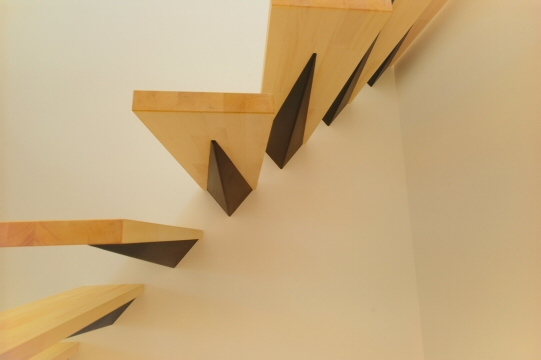 Open House 燕市住宅 三条市 有 サトウ工務店 施工 解放的な玄関空間 大きな窓から見える青い空と白い雲 金沢の21世紀美術館を思わせる 階段鋼製部をお手伝いさせていただきました 片持ち階段構造部に現代的モダンなデザインを取り入れ