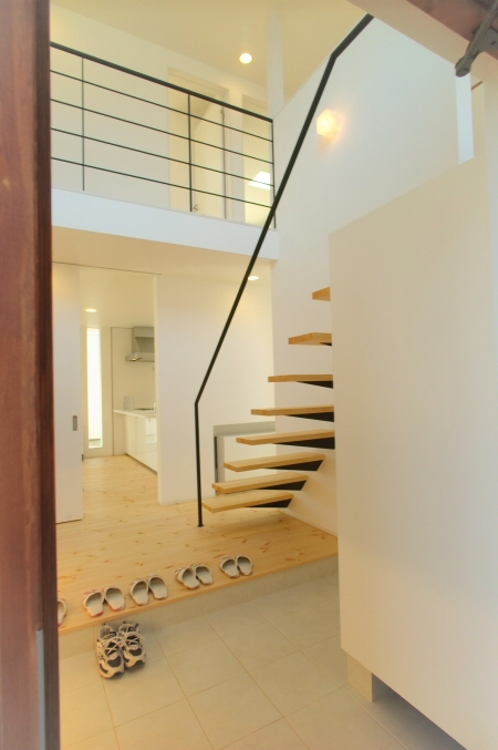 Open House 燕市住宅 三条市 有 サトウ工務店 施工 解放的な玄関空間 大きな窓から見える青い空と白い雲 金沢の21世紀美術館を思わせる 階段鋼製部をお手伝いさせていただきました 片持ち階段構造部に現代的モダンなデザインを取り入れ