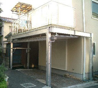 屋上デッキ仕様カーポート ボードウォークガレージ 東京板橋区ｆ様 空間を最大限利用してベランダ付きのガレージ 五十嵐工業株式会社